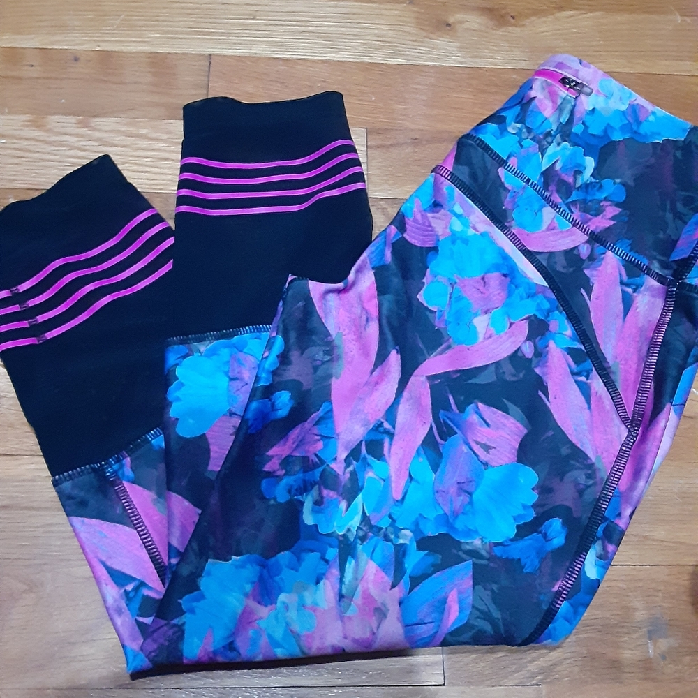 Yoga pants with zipper storage waistband